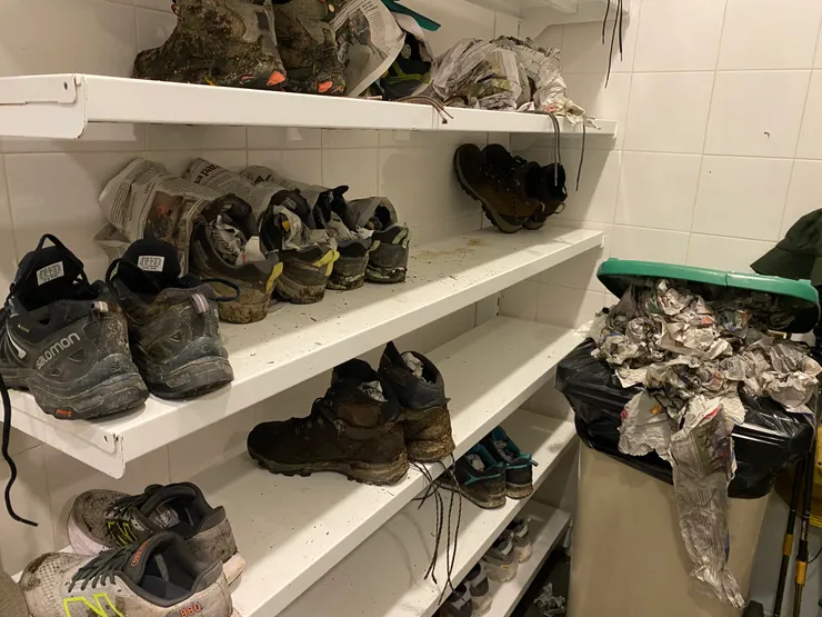 下雨天大家的鞋都濕了，抵達首要之際就是趕快把自己的配備弄乾。