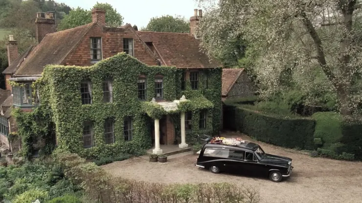 故事開頭卻以活潑的配樂來呈現住家環境