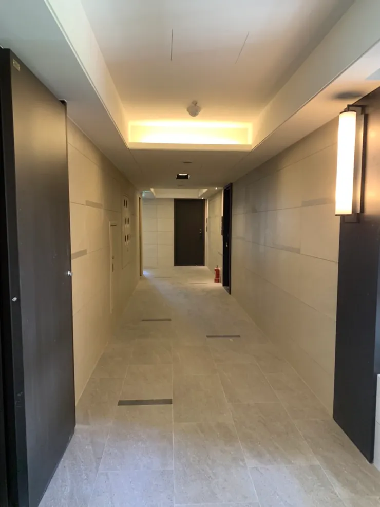 鏡像對稱的設計，一邊4戶。