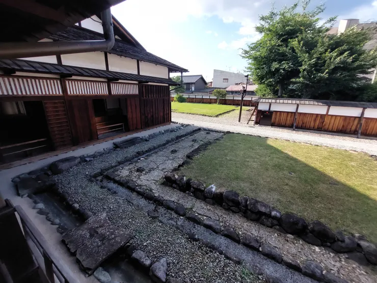 高山陣屋外的庭院風景
