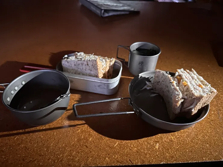 在靜謐的山屋準備與享用早餐,暫時忘卻待會要雨中健行的煩憂。