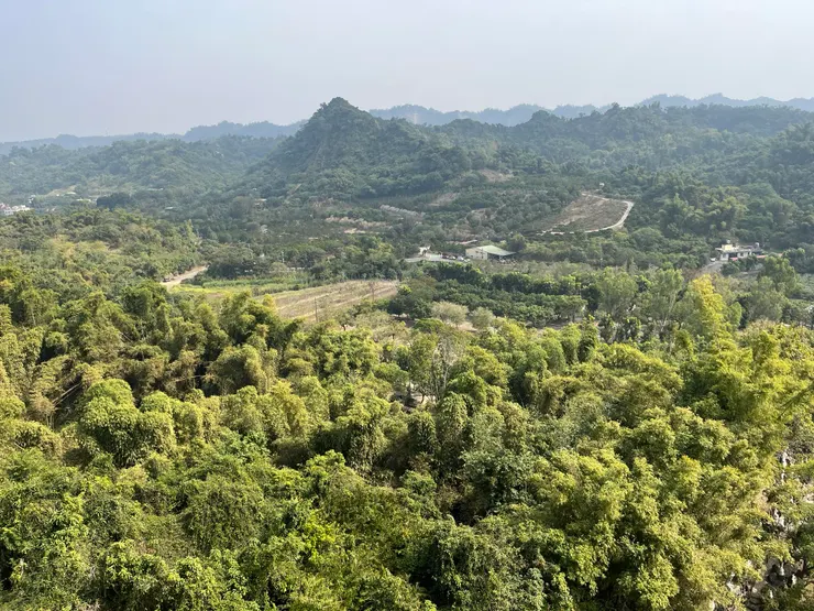 站在寶塔拍寶塔外的景色