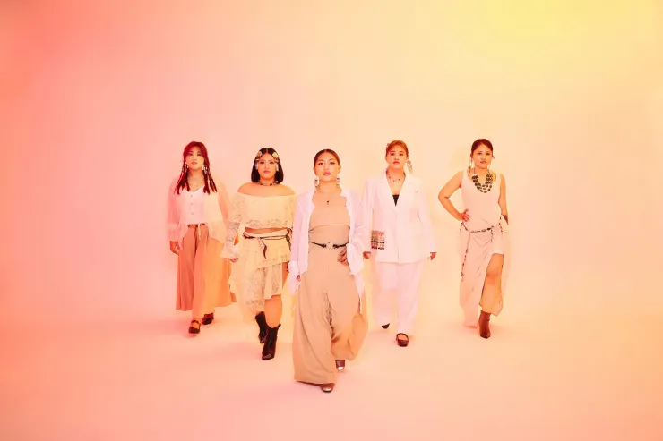 「TBT泰武古謠傳唱」最新專輯《Kivaljuq - 歌，正在綻放》。Kivaljuq代表「蛻變」，這是團隊經歷創團藝術總監查馬克‧法拉屋樂逝世後，重新出發的首張作品。 （圖／風潮音樂　提供）