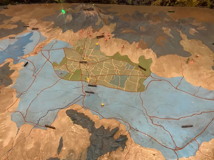 萬隆地理模型，上面有不同的燈。