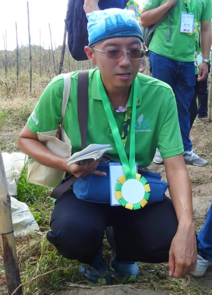 我掛的掛飾就是村民為了歡迎我們而戴上的