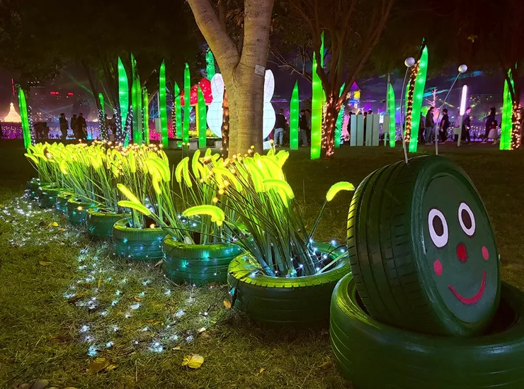 毛毛蟲花徑。環保主題光環境佈置，用心與附近社區居民及店家合作回收及製作的燈區佈置。圖/臺中市政府農業局提供