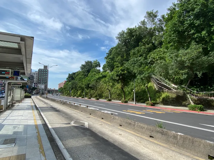 蟾蜍山的邊坡原本是緩緩延伸至公車亭，後來開山剷除成現在模樣