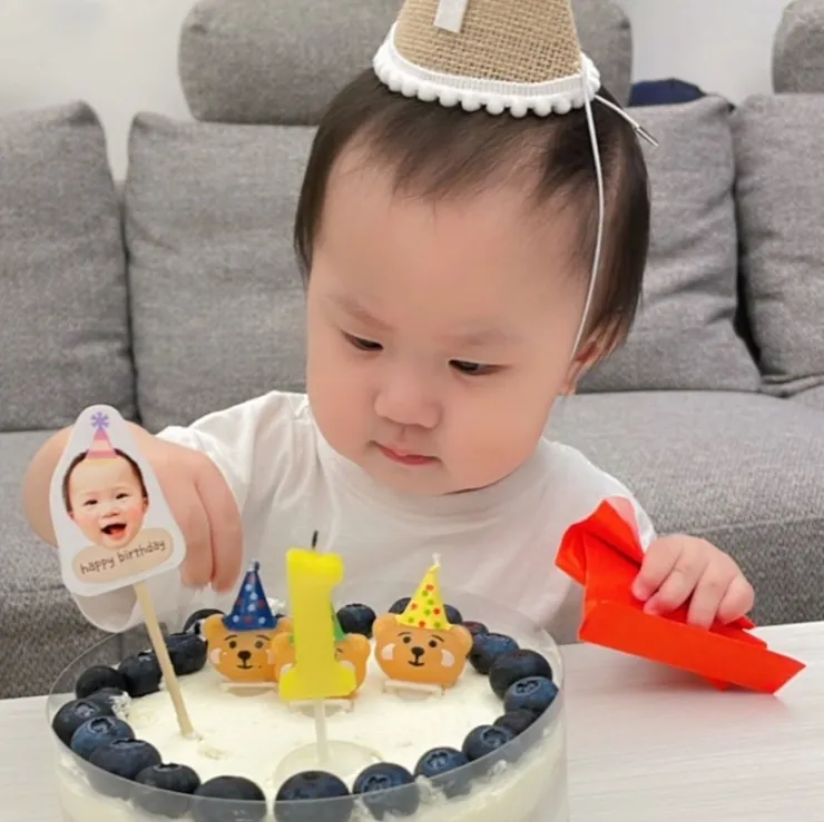 上面有三個熊熊點綴著及一個帶有妳的可愛頭像叉子、 香甜水果藍莓圍一圈，看起來真是美不勝收！