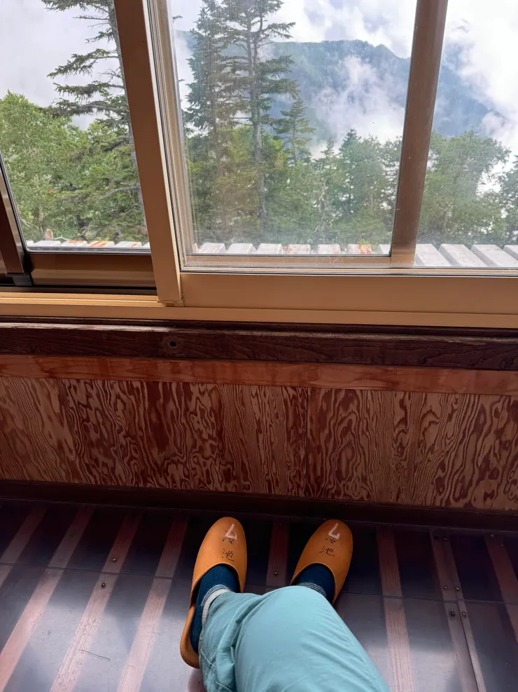 待到大家都走光了，才甘心回房