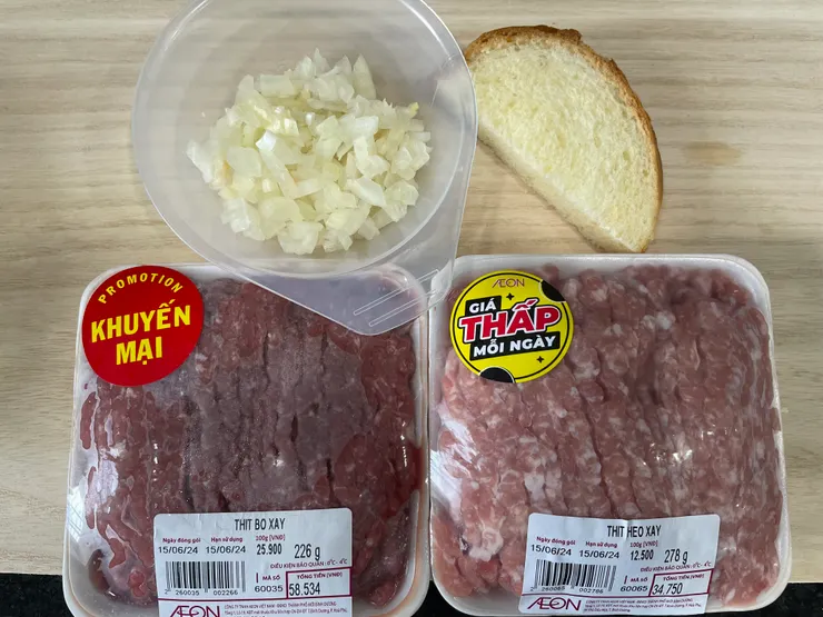 牛、豬絞肉和洋蔥