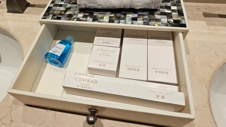 澳門康萊德酒店的浴室備品好精美!居然還有給漱口水!這點很加分!