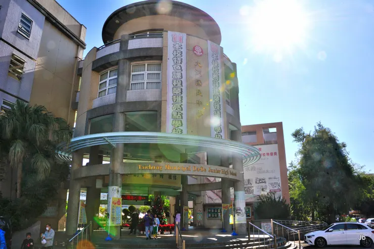 草木建築面貎改惟美好記憶長在！如今的母校入口主建築，當年自然没有，其實連校門都改了方向。