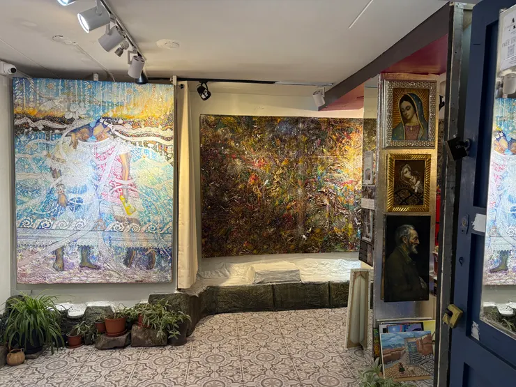 被畫廊大幅的畫作深深吸引