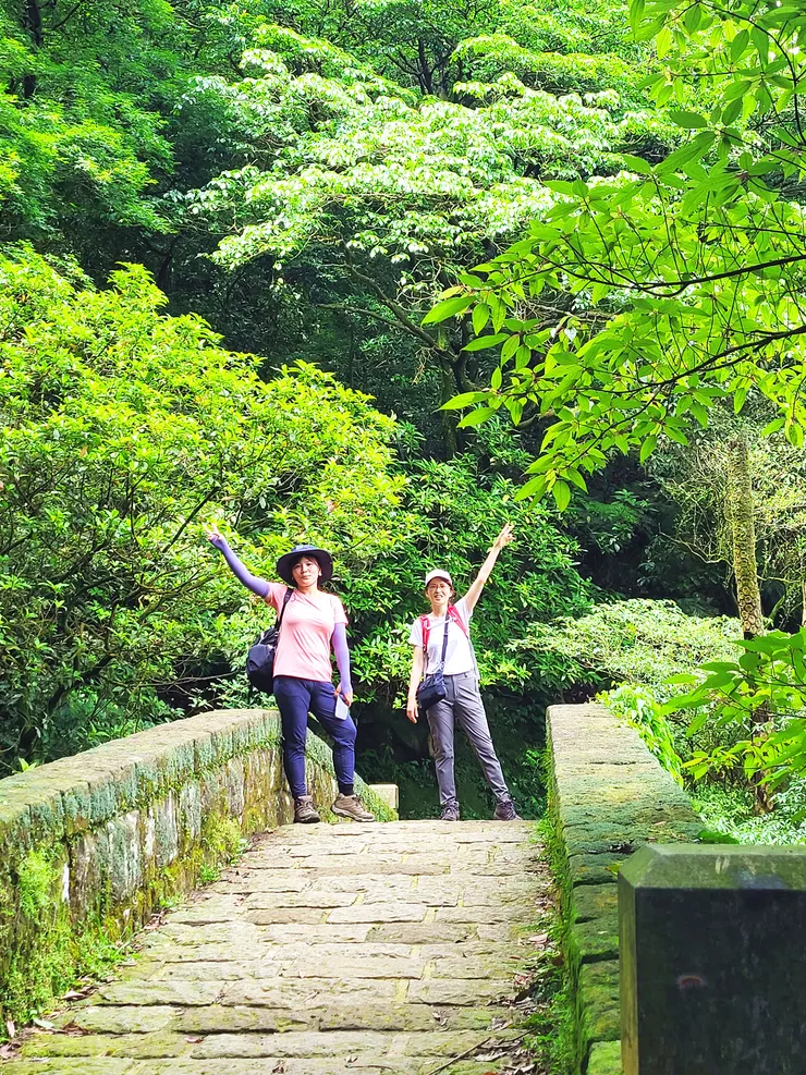 許顏橋(為茶商許清顏為避免在運送過程中溪水濺濕影響茶葉品質，出資修築而成）惟據考證應為許清言兒子許里所建