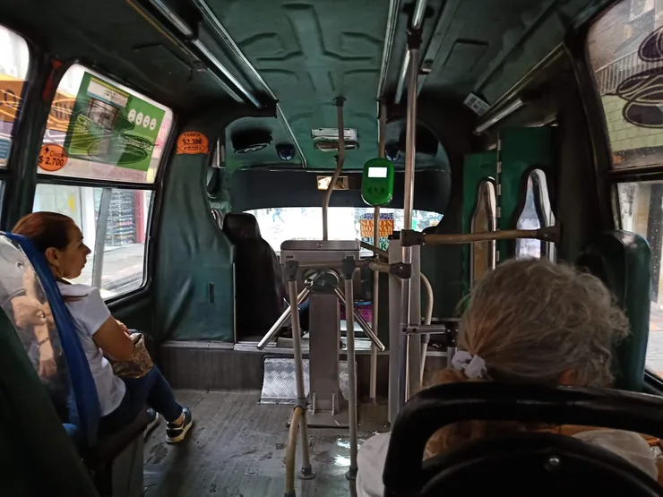 麥德林公車入口的旋轉門。