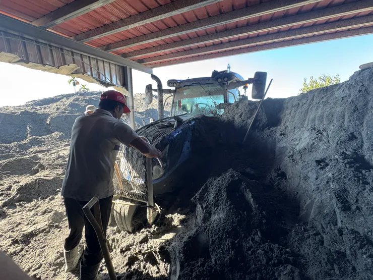 挖到一半的農民和他的農機