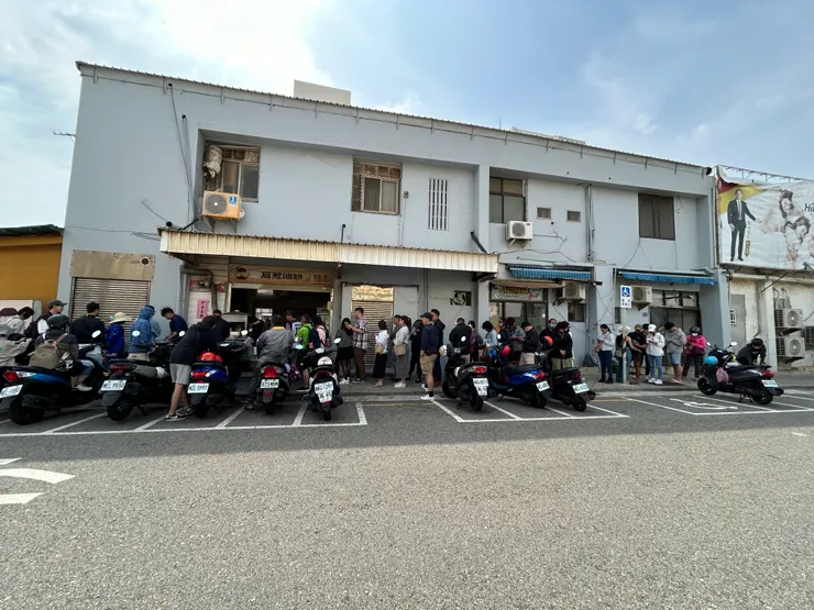 這排隊人潮,幾乎全數被台灣本島人攻佔了..