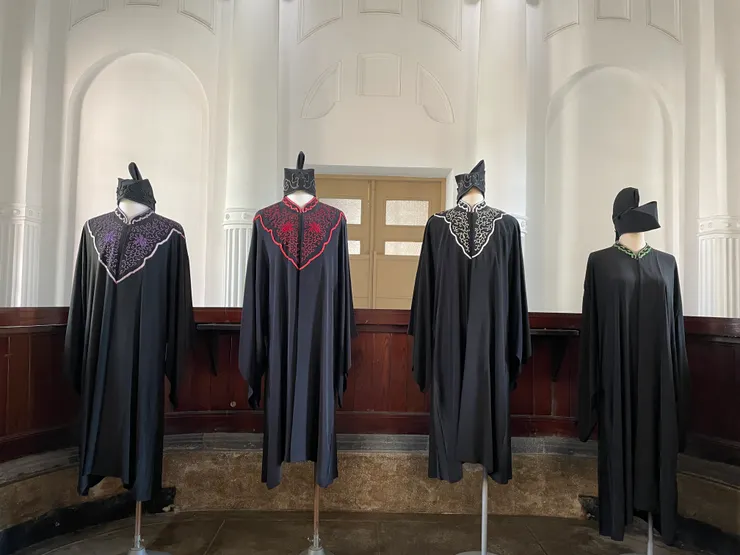 日治時期的法袍,由左至右分別是判官、檢察官、辯護士、書記。