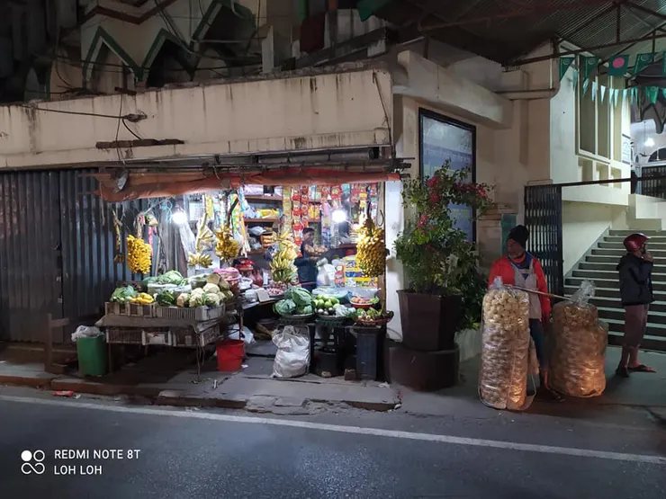孟加拉的小巷內到處有這種賣菜,民生用品 零食 飲料 甚至成藥的雜貨店