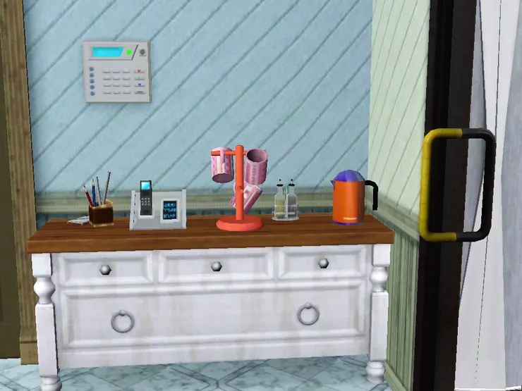 可以想象得到翠兒和家人在這裏倒水喝和寫來來電的內容。櫃子收納著各種家居用品，例如簡單的救護用品和文具等。