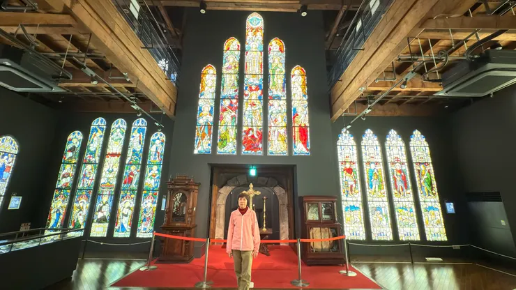 展覽用花窗玻璃採人工投射光線