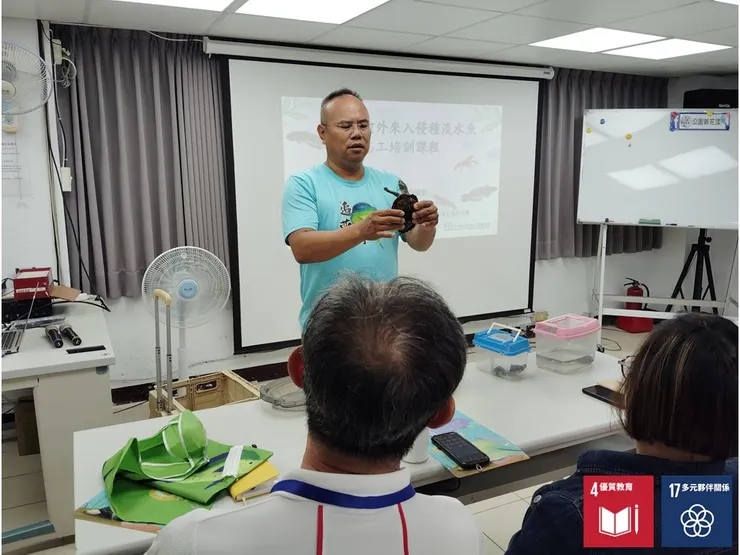 現場展示外來水族的辨識特徵及生態習性