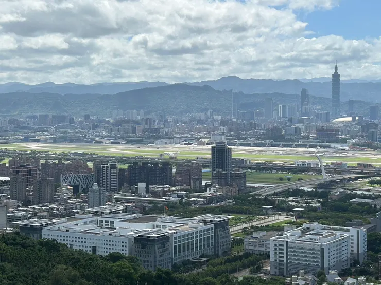 9/27假日老地方觀機平臺滿滿人潮。照片正中央飛機降落。