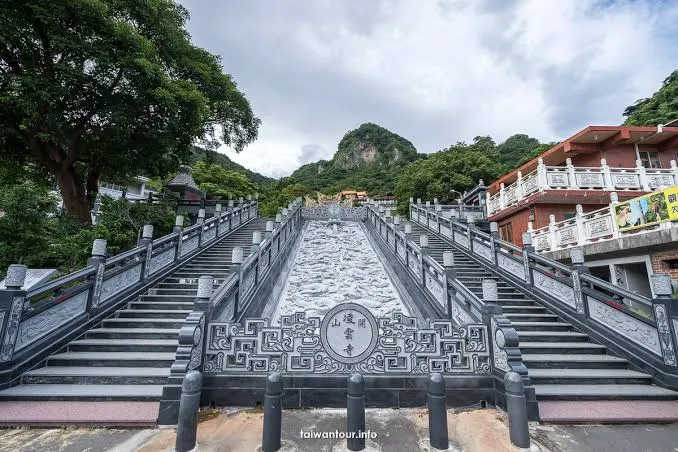 往凌雲寺階梯（圖片截圖於網路）
