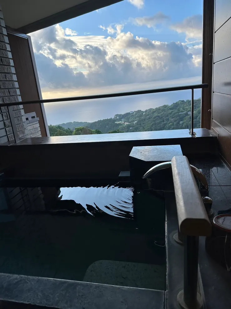 房間附設的半露天溫泉池!!