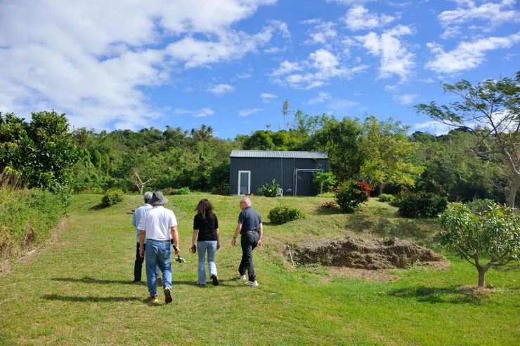 【年少買地建志甫造成靜好退休宅！進入另一塊庭園，前方可見建志的畫畫工作室，那是他的興趣，也有相當水準。】