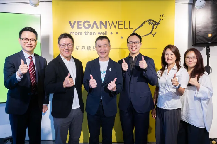 美科實業發表全新家事清潔品牌 VEGANWELL，品牌代表偕同原料夥伴代表合影，共同宣示跨界支持永續共好的堅定決心（天仁茗茶總經理陳中智、CAMA CAFE董事長何炳霖、美科實業創辦人兼總經理陳俊偉、阜杭豆漿第三代徐大為、美科實業永續長暨B型企業協會理事長簡秀芬、VEGANWELL品牌策略長吳宜臻）