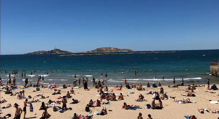 旅途的其中一站是位在法國南部的馬賽，漂亮的海邊配上溫暖的陽光和涼爽的海風