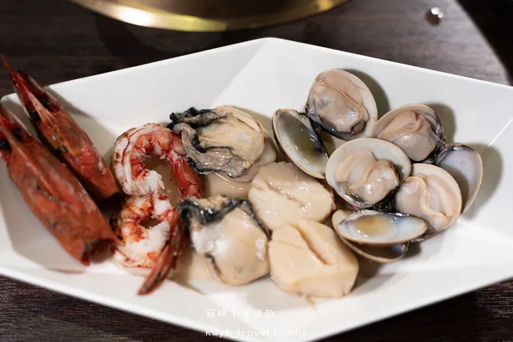 [高雄左營火鍋餐廳]銅花精緻涮涮鍋，火鍋界的LV！整隻龍蝦與A5和牛的奢華約會，專人桌邊服務，左營約會餐廳推薦，附最新菜單