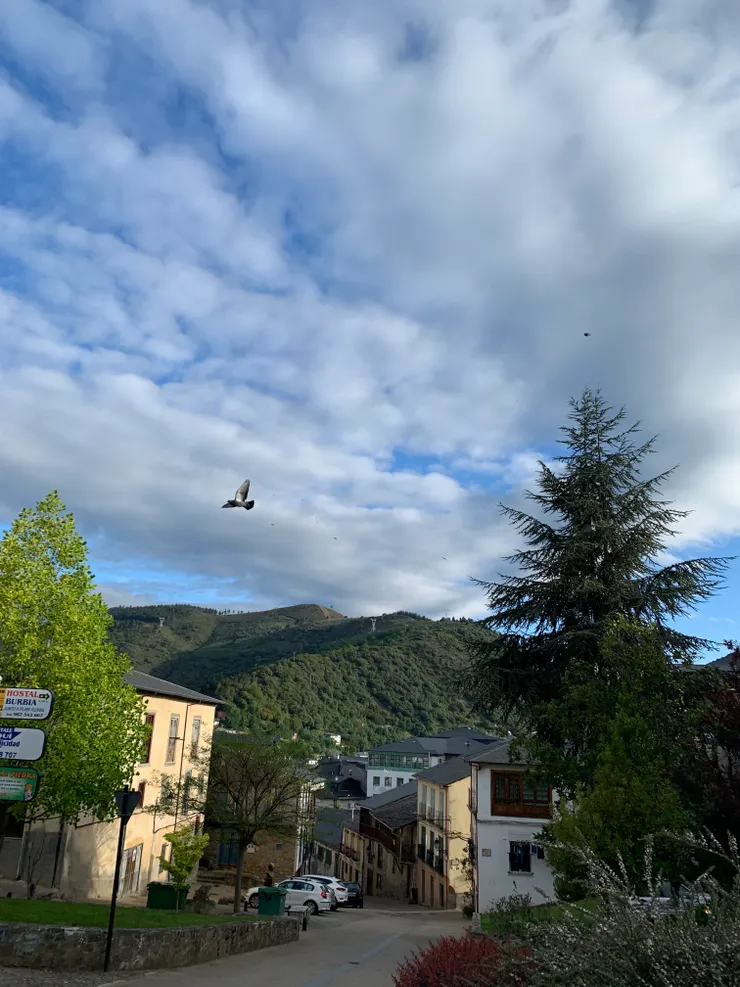 圖二：走進山谷中的 Villafranca del Bierzo 自由鎮
