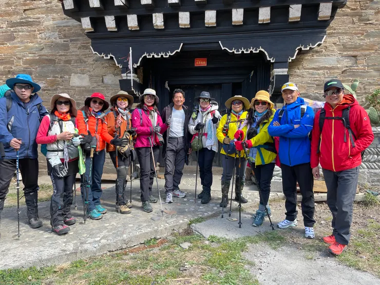 在藏區民宅與主人及嚮導群合影