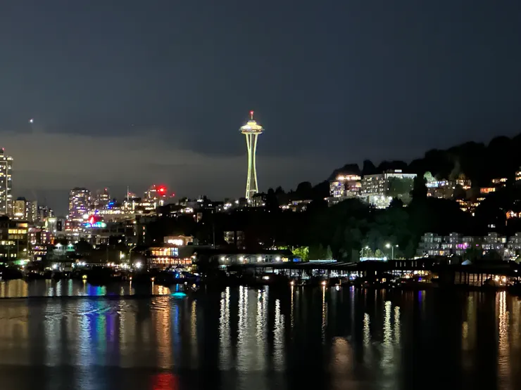 太空針塔靜靜矗立在夜色中，在湖水和霓虹的光韻掩映下，格外顯得迷人又浪漫。（圖 by Vina)