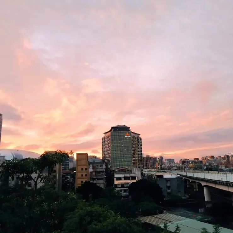 肉眼看，是橘紅色而非照片的粉紅，真的很有火焰感