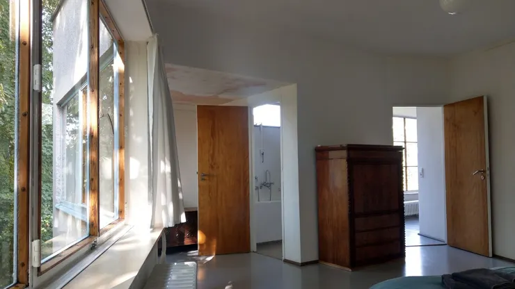 二樓的貴賓室，現況保留了部分的就粉刷層，一方面是原有顏色難以考證，另一方面是產生新舊對比