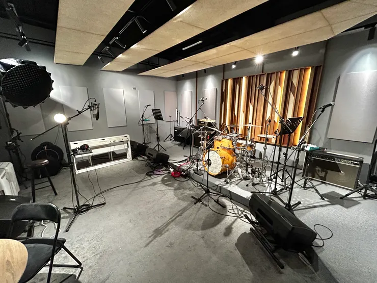 很驚訝除了樂器之外，竟然還有專業級的燈光和補光燈，可以拍攝MV與商業形象廣告，令人佩服老闆的巧思