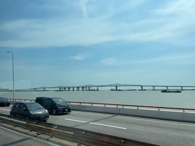 今日乘車經過跨海大橋，至澳門本島。