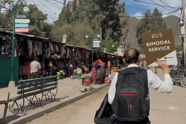 跟著工作人員前進