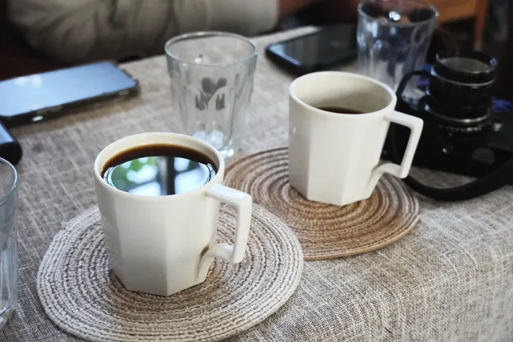 花園一片綠意盎然，就連咖啡都倒映出青翠的窗景。