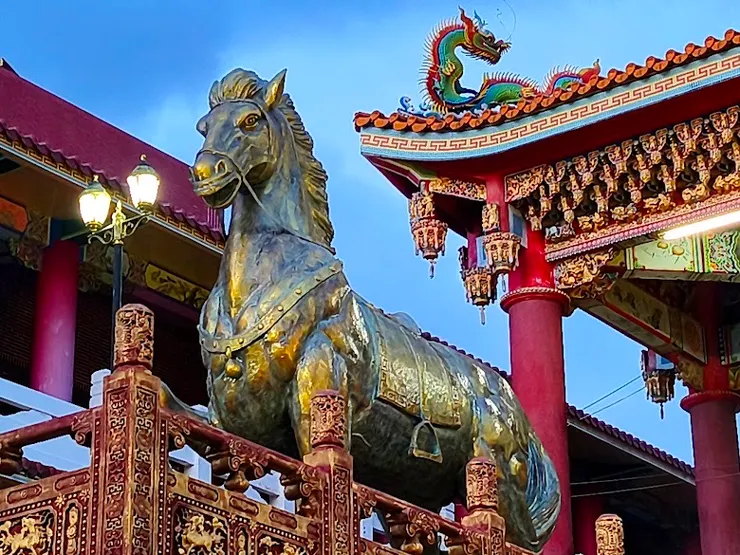 園區造景與屋脊彩雕（圖片截圖於網路）