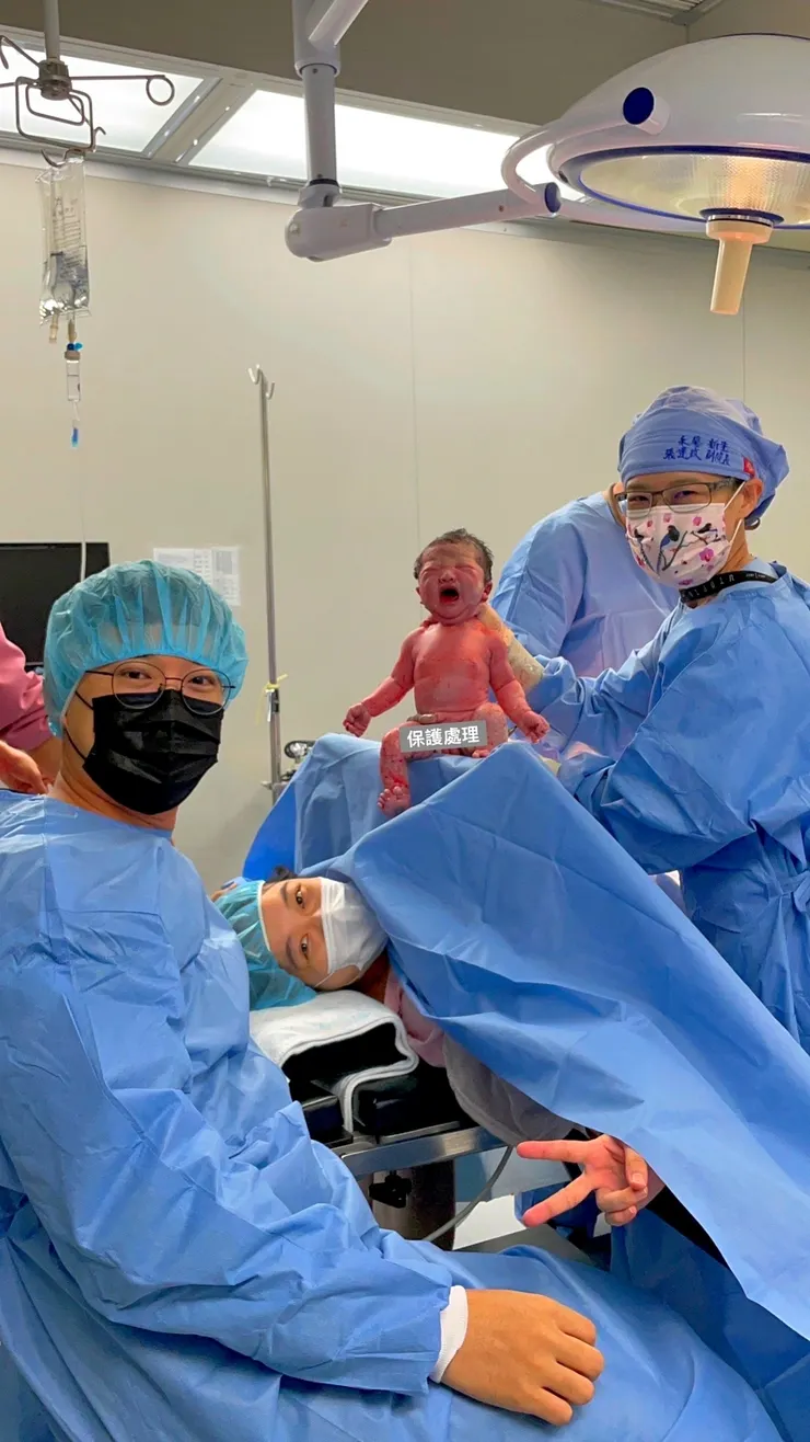 【小孫女誕生了，9/1 09：25。接生的副院長笑得比媽媽還開心！】