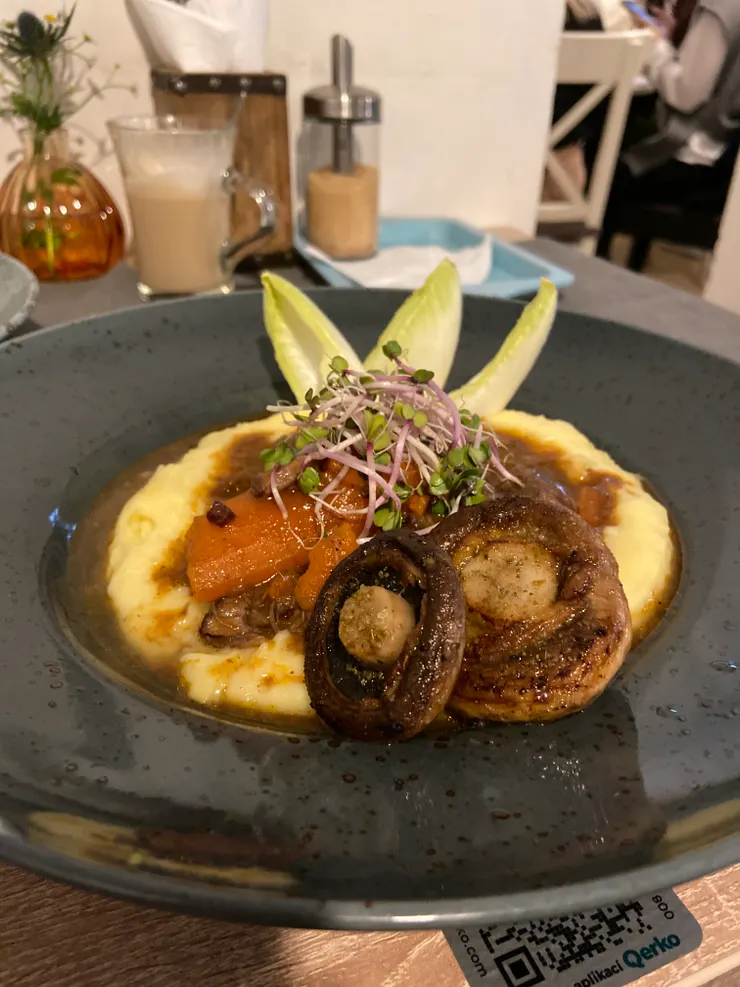 我的紅酒燉牛肉，那個香菇意外好吃，把苜蓿芽移開整道菜就完美了