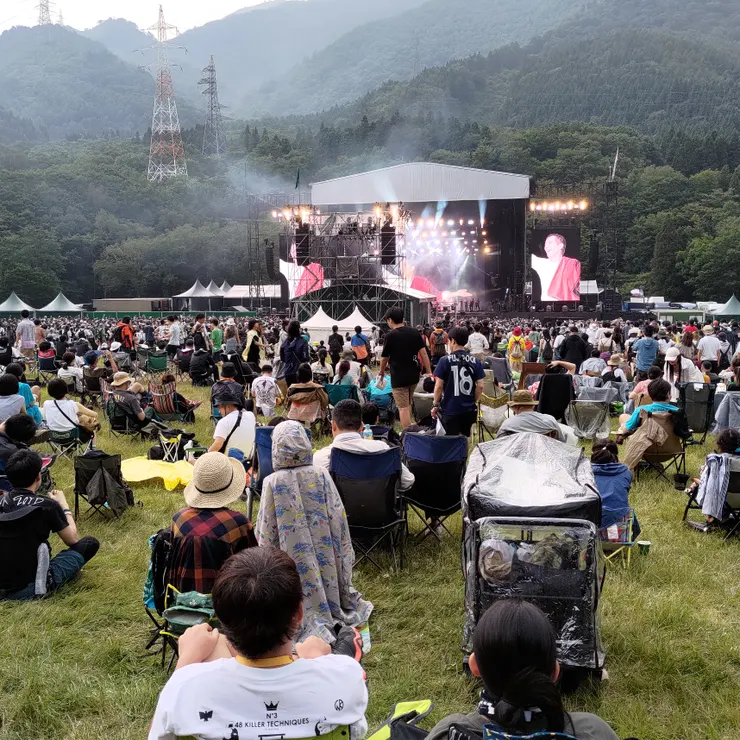 在日本搖滾老將矢澤永吉阿伯上台熱唱時，飄起這三天音樂祭中唯一一次的小雨，有的人雨衣還來不及穿上雨就停了。