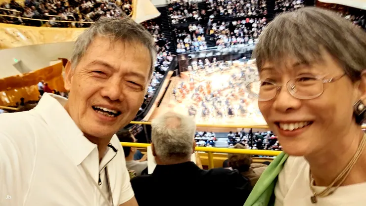 【開始演奏前老頭子的不熟練自拍！以為不能拍照，没帶單眼、長鏡頭，進場才發現，只要不是演奏中，並不禁止。】