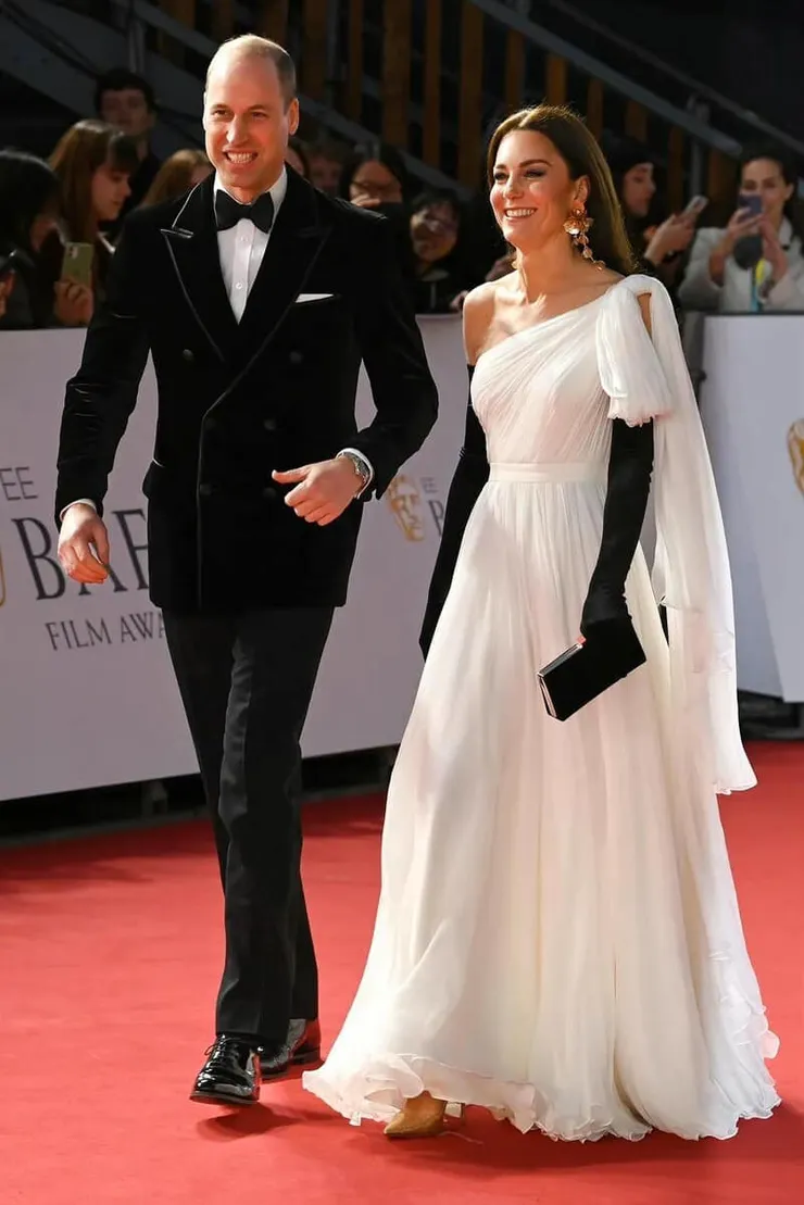 凱特王妃出席BAFTA頒獎典禮 雖然黑白配禮服是舊衣改造,但我實在看不懂這黑袖套的紅毯造型XD