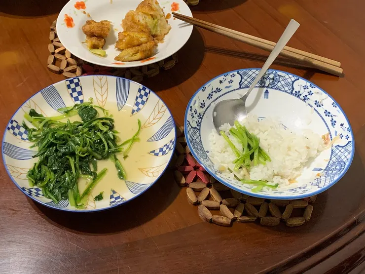 阿嬤喜歡吃 A 菜，只不過她都會把採梗挑出來