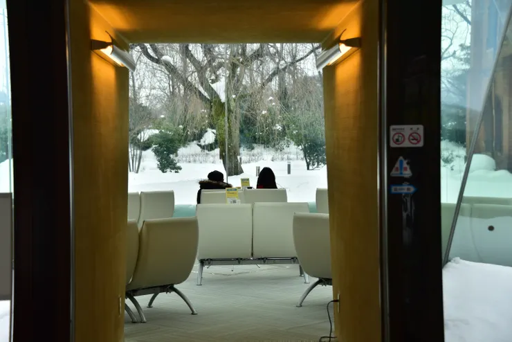 館和館之間也有舒適的休憩間，可以一邊賞雪一邊休息